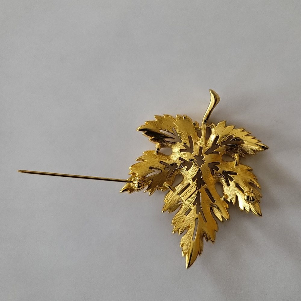 Vintage Trifari Gold Tone Leaf Brooch. - Picture 4 of 4